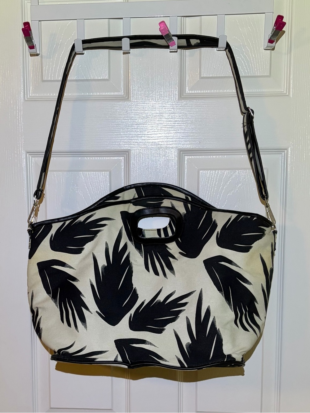 DSW Like New Bold Black & White Tropical Palm Print Zippered Insulated Tote Bag